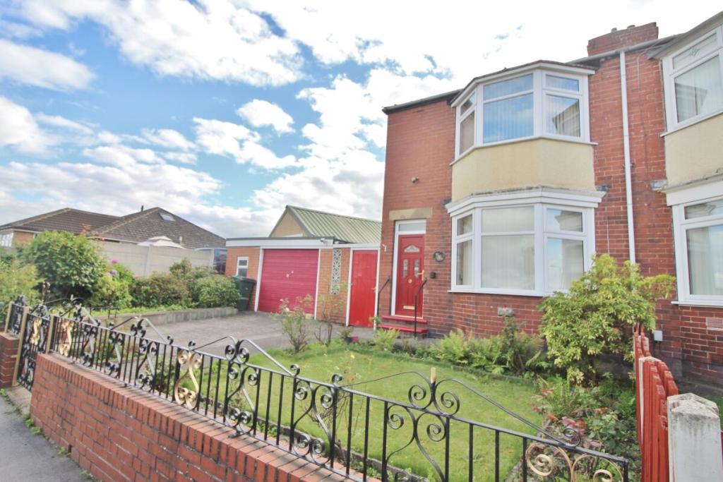 2 bedroom semidetached house for sale in Broomhead Road, Wombwell