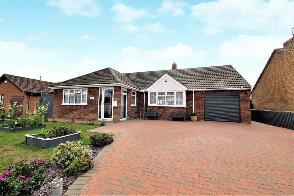 2 bedroom bungalow for sale in Walkington Way, Sandilands, Mablethorpe