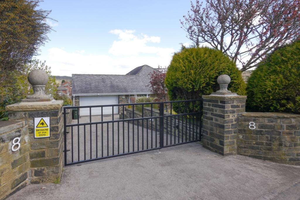 3 bedroom detached house for sale in Roundwood Road, Baildon, Shipley