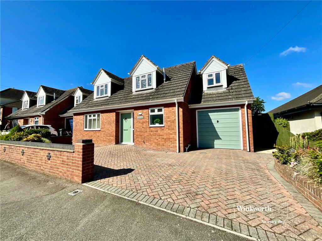 2 bedroom detached house for sale in Gordon Road, Highcliffe
