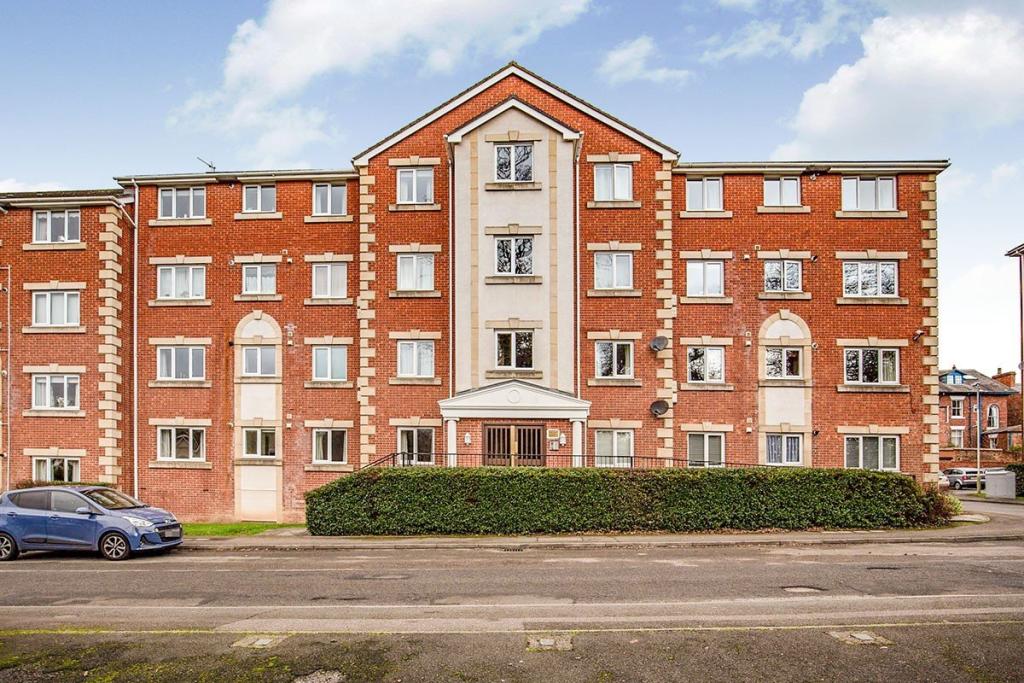 2 bedroom flat for sale in Dorchester Court, Marlborough Drive