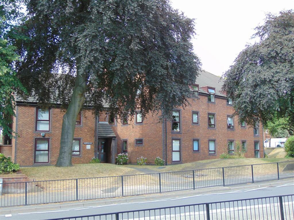 2 bedroom flat for sale in Leighswood Road, Aldridge, WS9