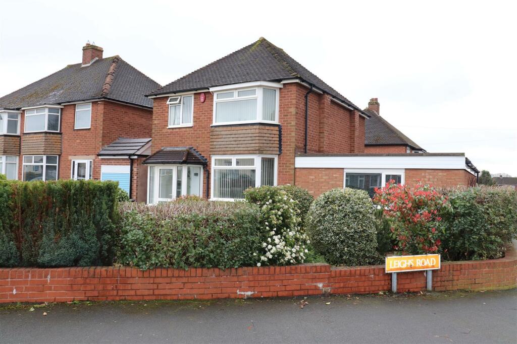 3 bedroom detached house for sale in Mill Road, Pelsall, WS4