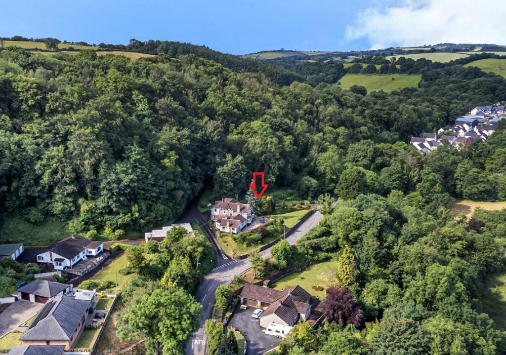 4 bedroom detached house for sale in Tiverton Road, Bampton, Tiverton