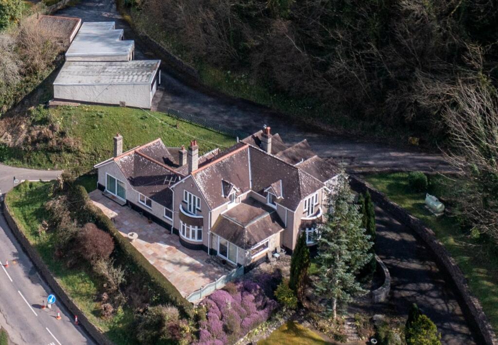 4 bedroom detached house for sale in Tiverton Road, Bampton, Tiverton