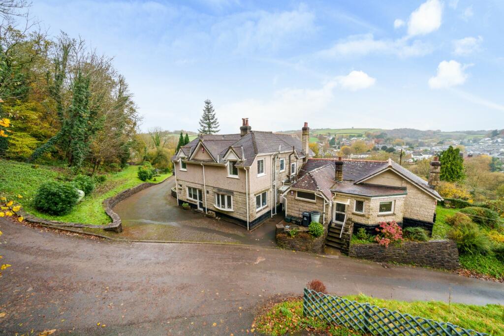 4 bedroom detached house for sale in Tiverton Road, Bampton, Tiverton