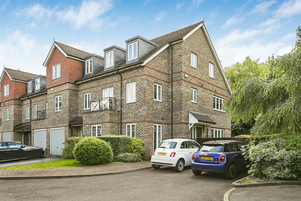4 bedroom end of terrace house for sale in Highbridge Close, Radlett, WD7
