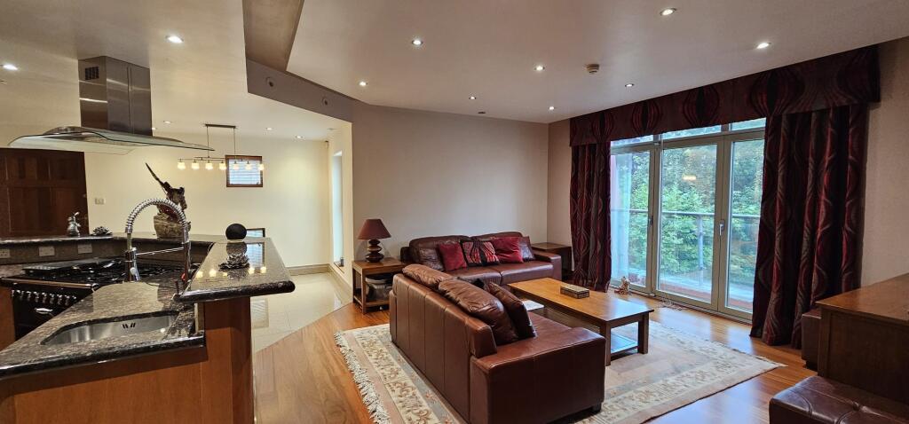 Main image of property: Park Valley, Nottingham, Nottinghamshire, NG7 1BS