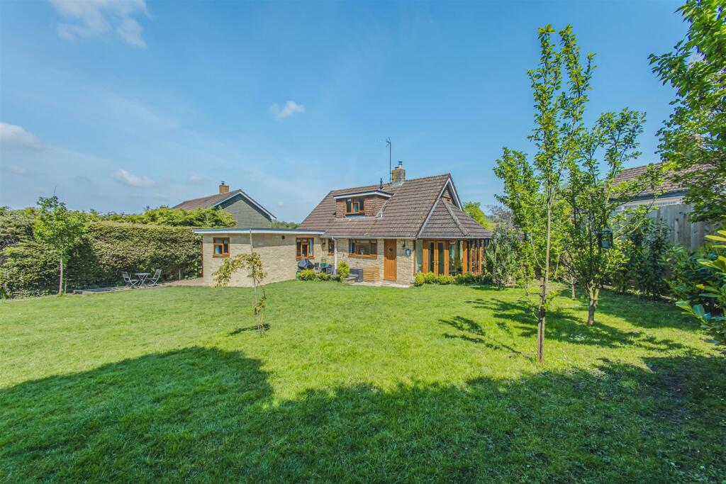 6 bedroom detached house for sale in Olivers Close, Cherhill, Calne, SN11