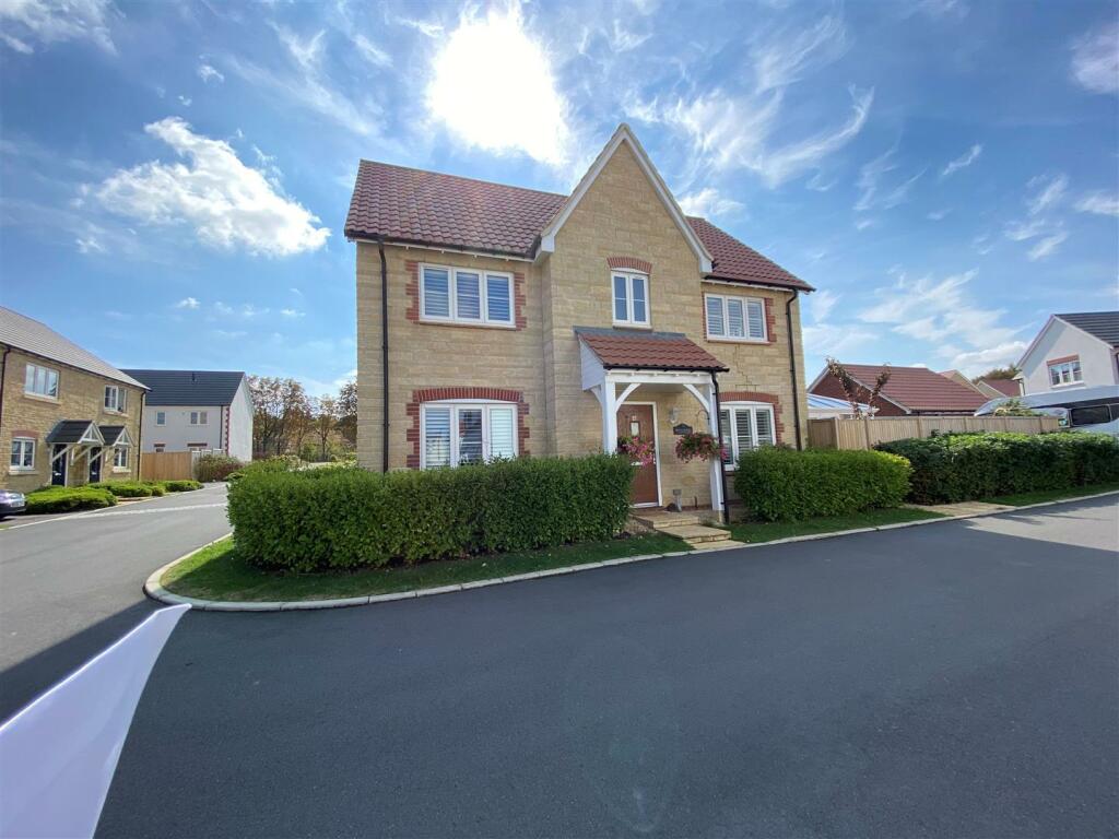 4 bedroom detached house for sale in Studley Gardens, Studley, Calne, SN11