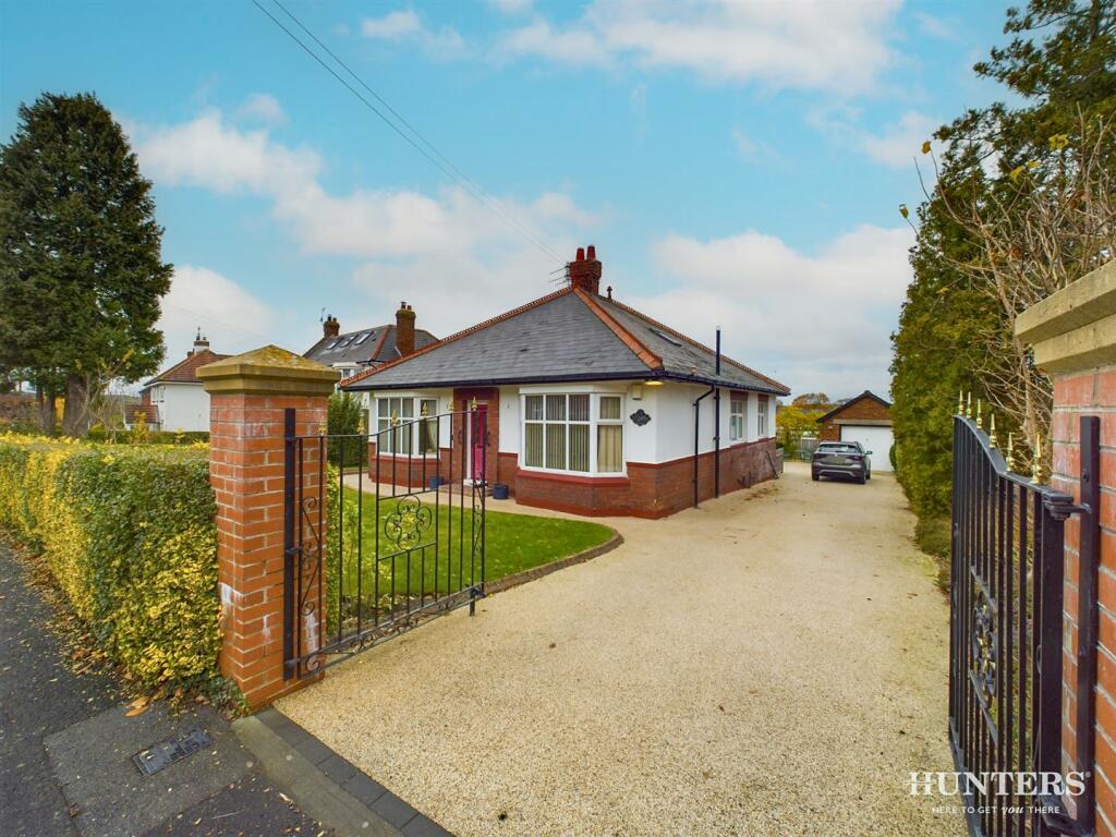 3 bedroom detached bungalow for sale in Woodlands Road, Consett, DH8
