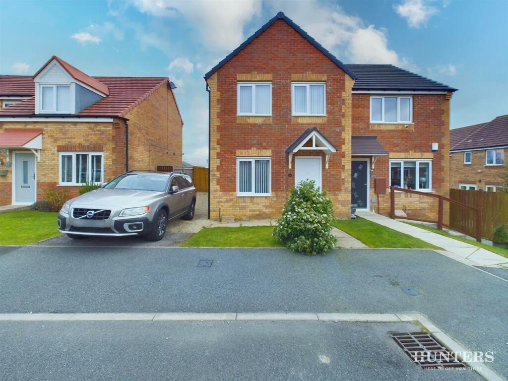 3 bedroom semidetached house for sale in Dewhirst Close, Leadgate
