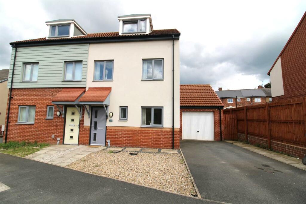 3 bedroom semidetached house for sale in Iris Grove, Darlington, DL1