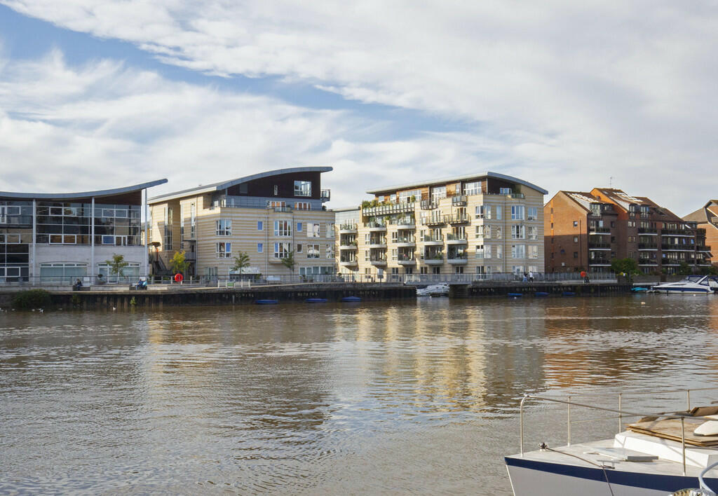2 bedroom apartment for sale in Marina Place, Hampton Wick, Kingston