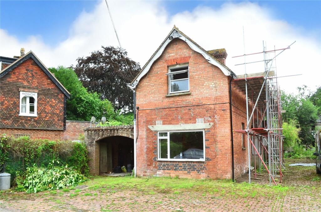 3 bedroom detached house for sale in The Chestnuts, Haxted Road