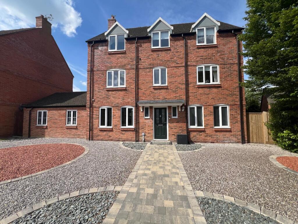 5 bedroom detached house