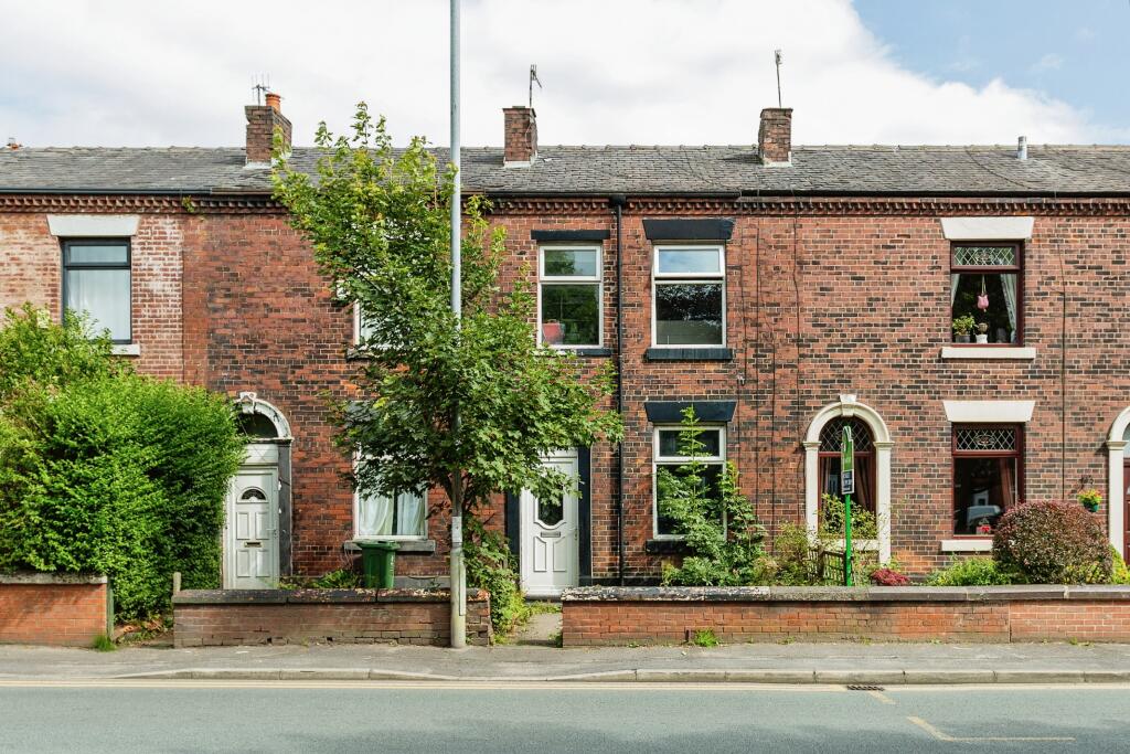 3 bedroom terraced house for sale in Milnrow Road, Shaw, Oldham