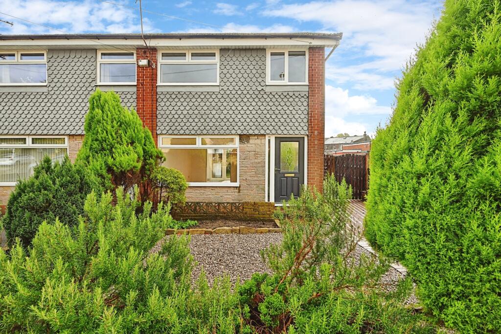 3 bedroom end of terrace house for sale in East Street, Wardle