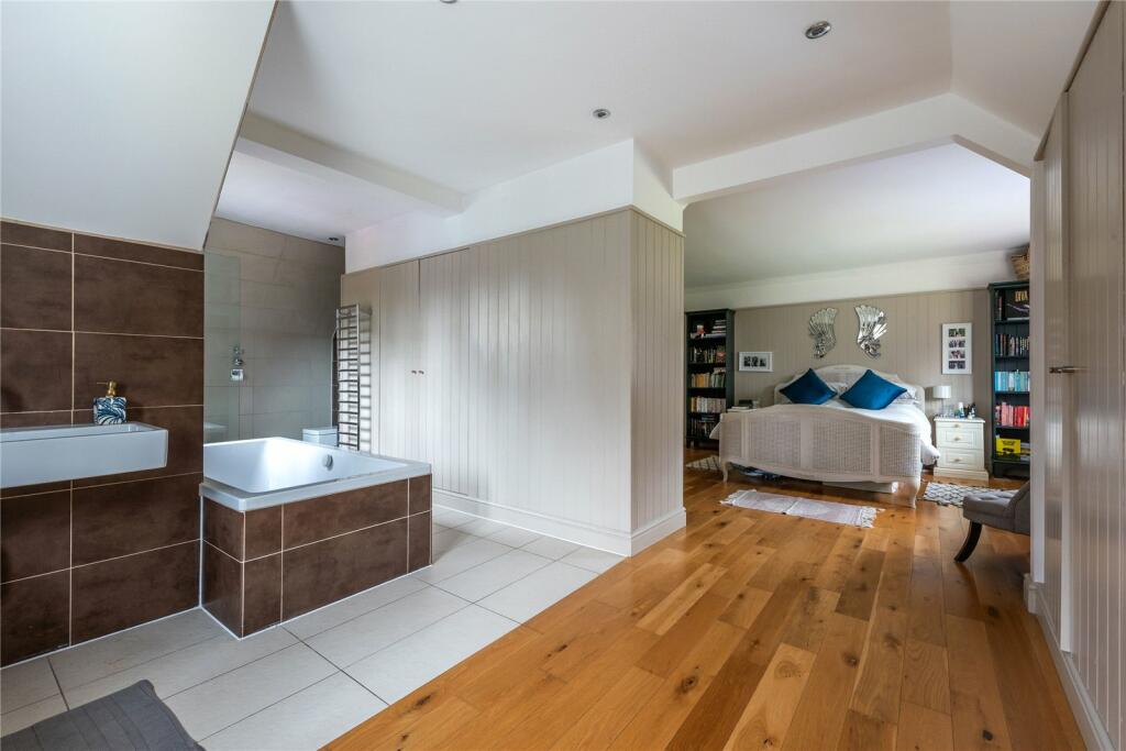 Image: https://media.rightmove.co.uk/47k/46439/146636330/46439_DOK220070_IMG_13_0000.jpeg Picture No 10
