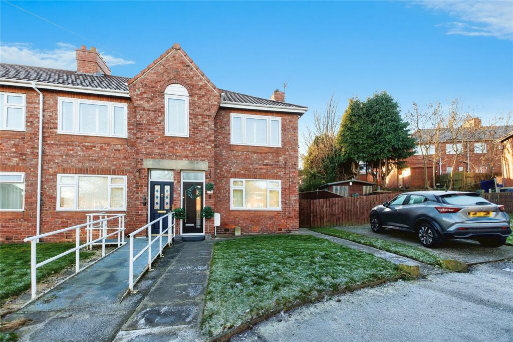 3 bedroom flat for sale in Poplar Crescent, Dunston, Gateshead, NE11