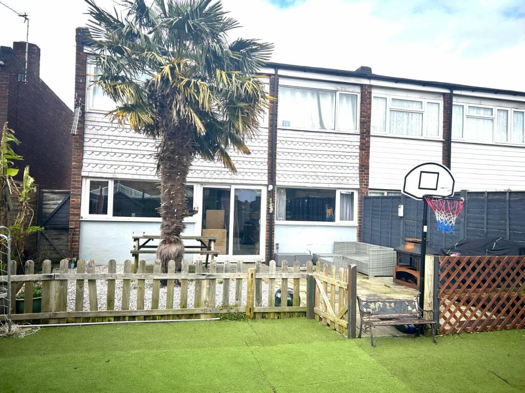 4 bedroom terraced house for sale in Stansted Crescent, Havant, Hampshire, PO9