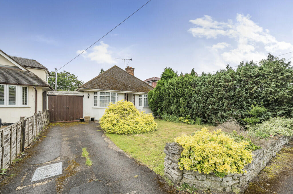 3 bedroom bungalow for sale in Woodwaye, Woodley, Reading, RG5