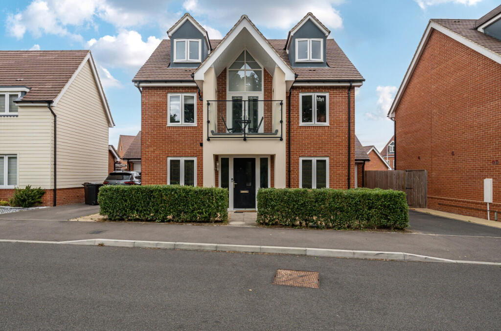Main image of property: Hawthorn Crescent, Woodley, Reading