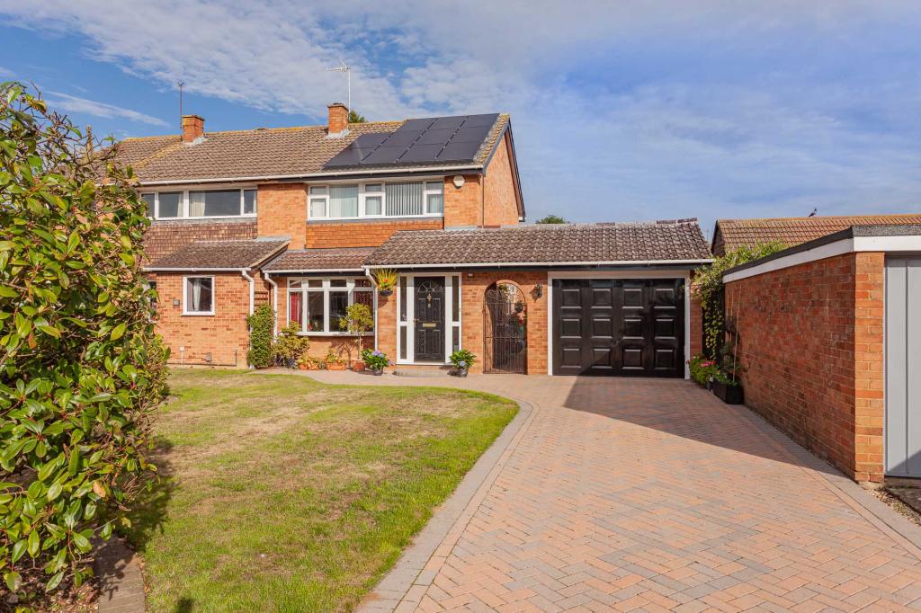3 bedroom semidetached house for sale in Greenham Close, Woodley