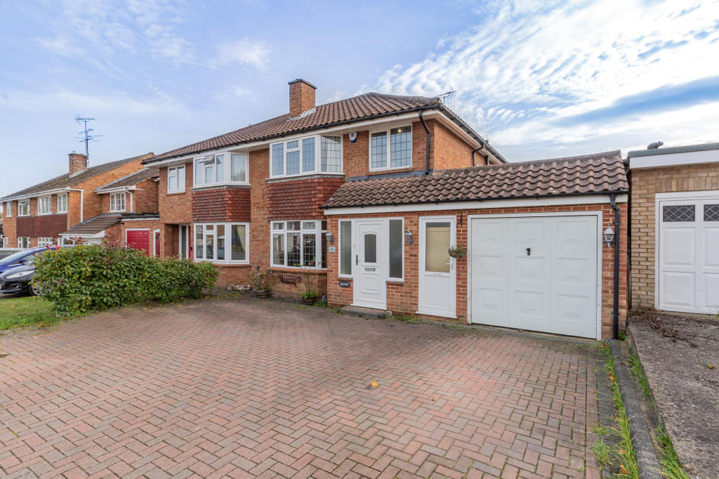 3 bedroom semidetached house for sale in Caldbeck Drive, Woodley