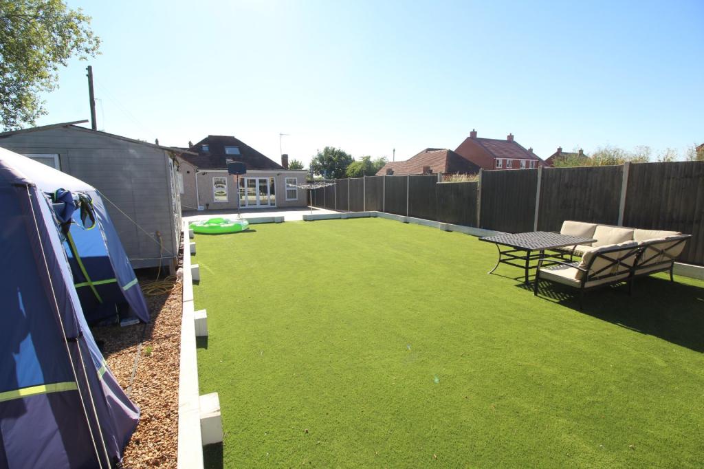 4 bedroom bungalow for sale in Nuneaton Road, Bulkington, Bedworth