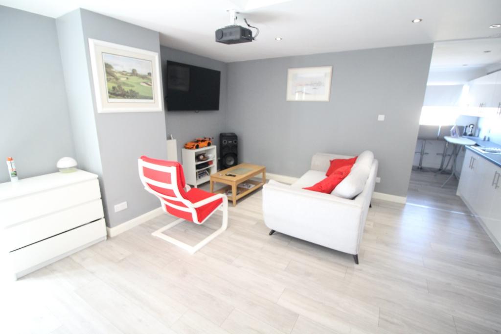 4 bedroom bungalow for sale in Nuneaton Road, Bulkington, Bedworth