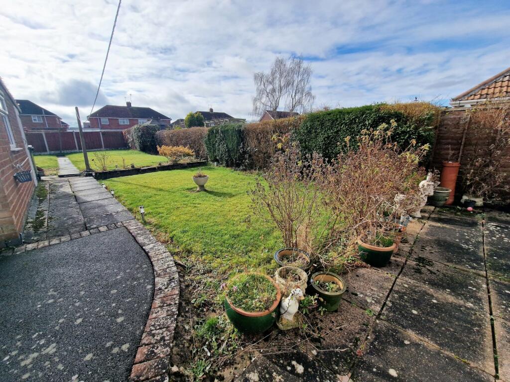 2 bedroom bungalow for sale in Cleveland Road, Bulkington, Bedworth