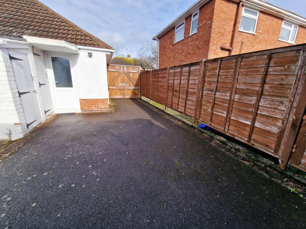 2 bedroom bungalow for sale in Cleveland Road, Bulkington, Bedworth