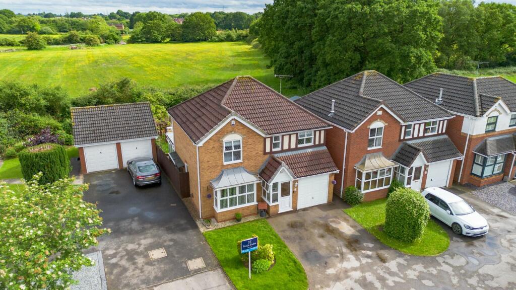 4 bedroom detached house for sale in Dove Close, Bedworth, Warwickshire, CV12