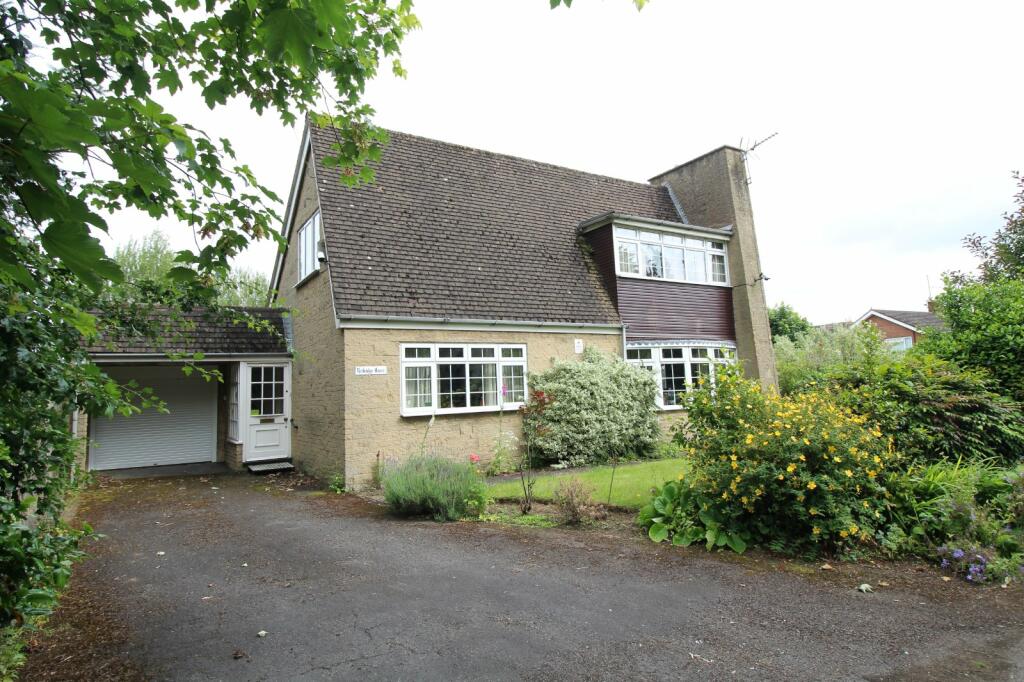 3 bedroom detached house for sale in School Road, Bulkington, Bedworth
