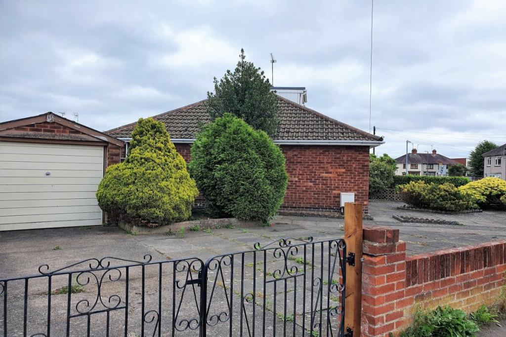2 bedroom semidetached bungalow for sale in Smith Street, Bedworth, CV12