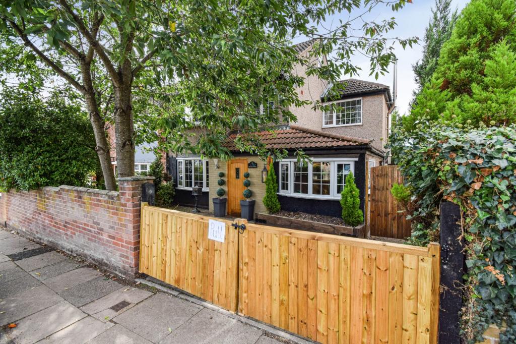 4 bedroom semidetached house for sale in Tarlington Road, Coundon