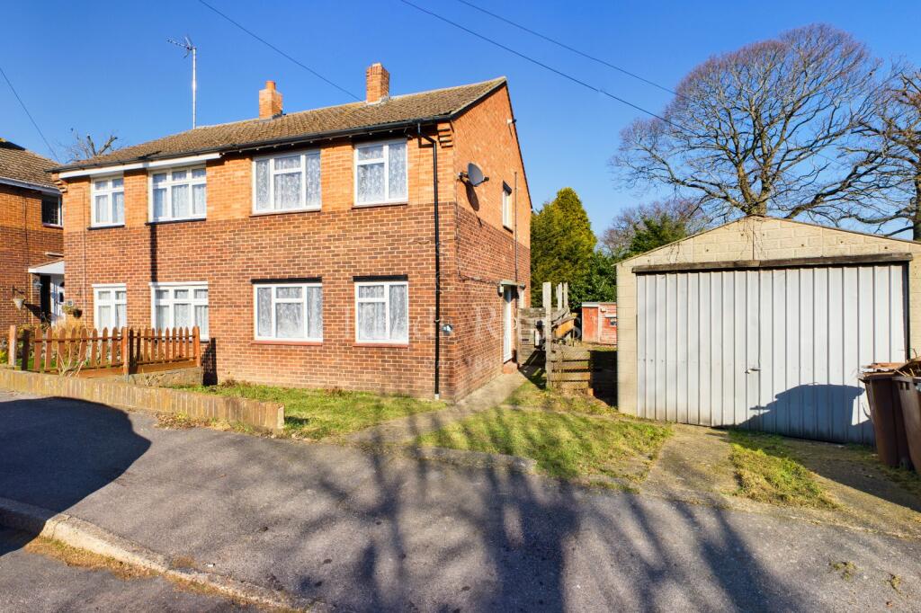 3 bedroom semidetached house for sale in Fernheath Way, Joydens Wood