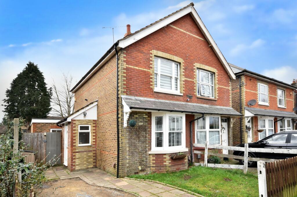 3 bedroom semidetached house for sale in Meath Green Lane, Horley, RH6