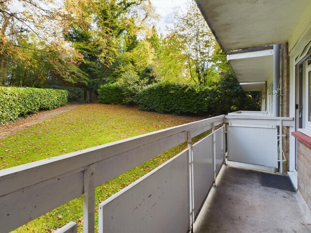 2 bedroom flat for sale in Perrymount Road, Haywards Heath, RH16