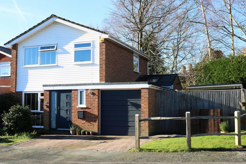 3 bedroom house for sale in Ashdown Close, Haywards Heath, RH16