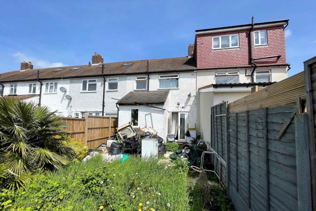 3 bedroom terraced house for sale in Kingsbridge Road, Morden, SM4