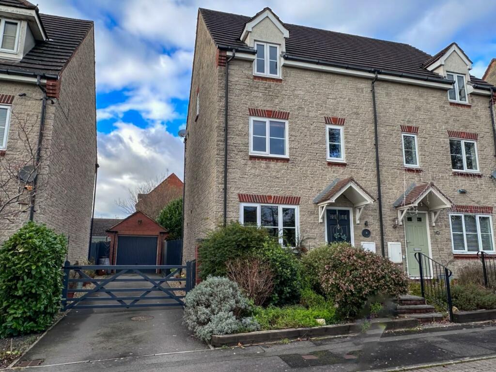 4 bedroom town house for sale in Lowland Close, Broadlands, Bridgend