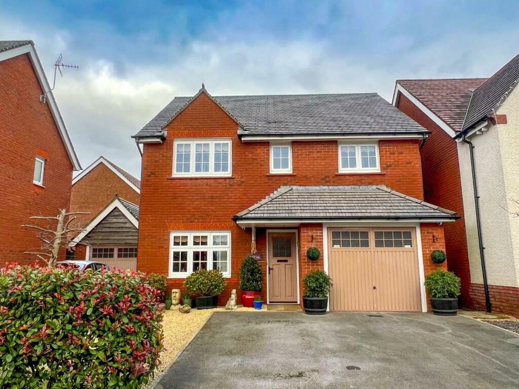 4 bedroom detached house for sale in Gerddi'r Afon, Brynmenyn, Bridgend