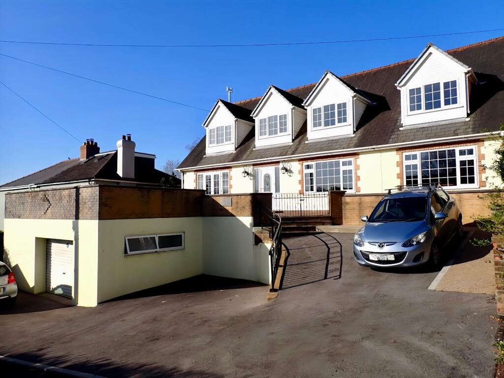 4 bedroom detached house for sale in Ffordd Raglan, HeolYCyw