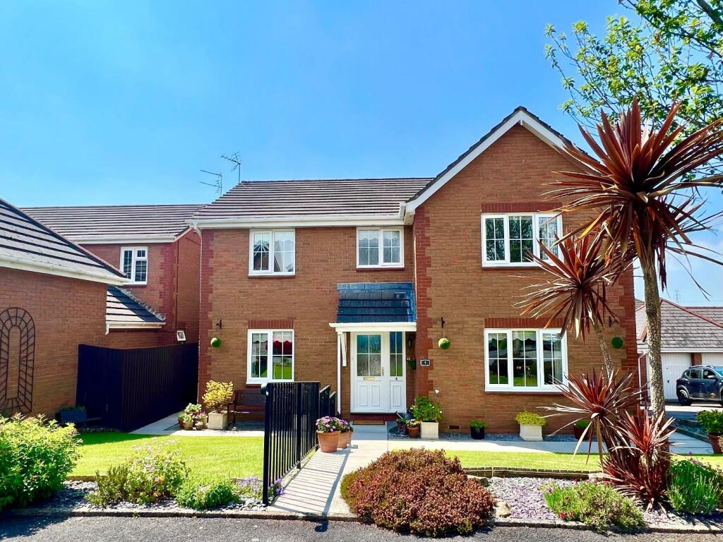 4 bedroom detached house for sale in Clos Castell Newydd, Broadlands