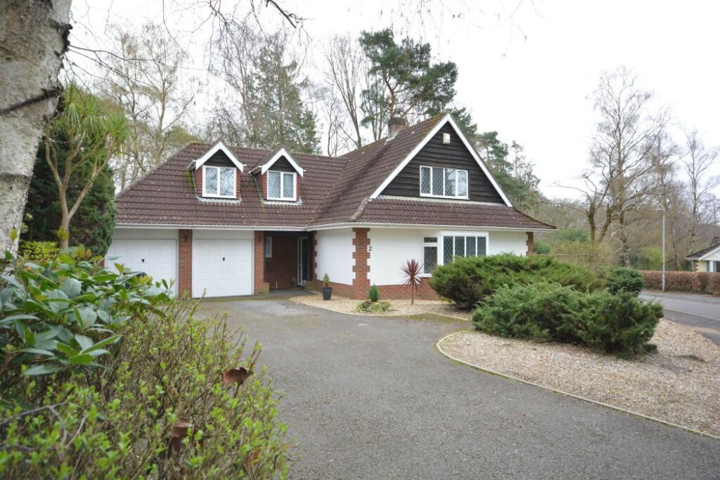 3 bedroom detached house for sale in Airetons Close, Broadstone, Dorset, BH18