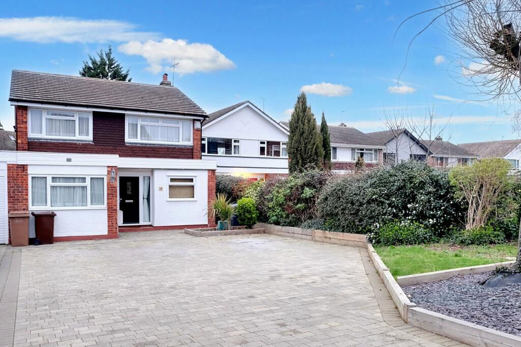 4 bedroom link detached house for sale in Riffhams Drive, Great Baddow, Chelmsford, CM2
