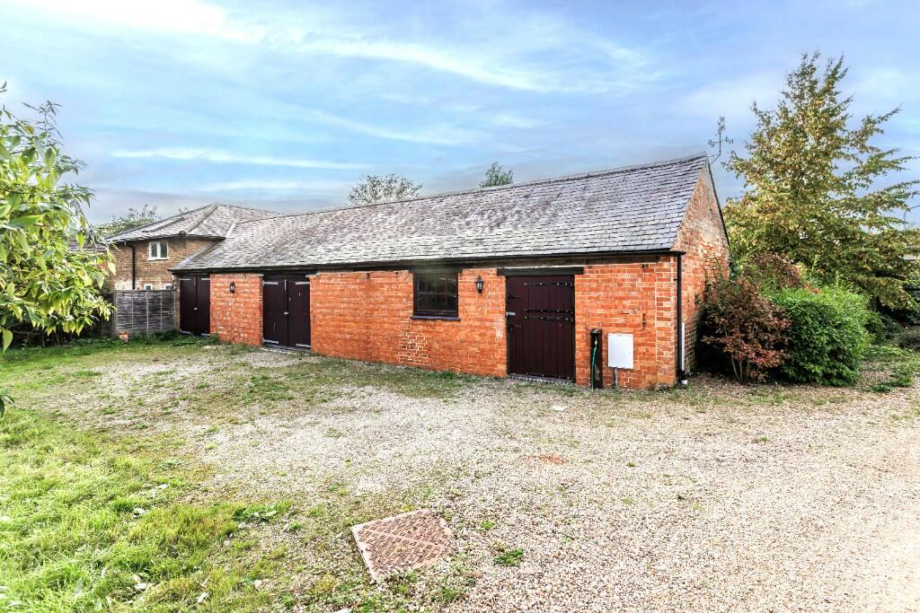 Garage for rent in Southam Road, Rugby, Warwickshire, CV22