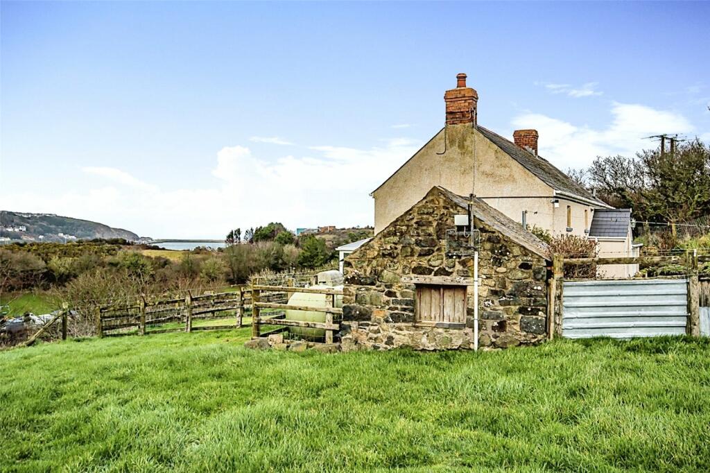 3 bedroom detached house for sale in Maesgwynne Road, Fishguard